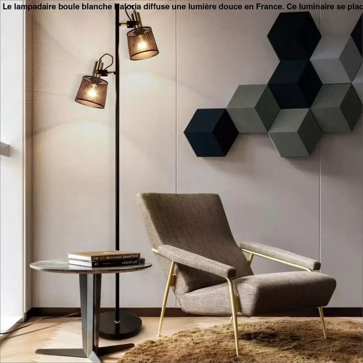 Fauteuil moderne avec tissu gris texturé et pieds métalliques dorés près d un lampadaire boule blanche haloria