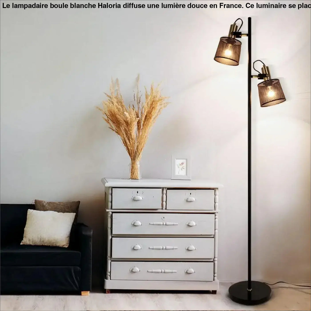 Lampadaire boule blanche haloria noir avec deux abat-jours en maille et accents en laiton élégant