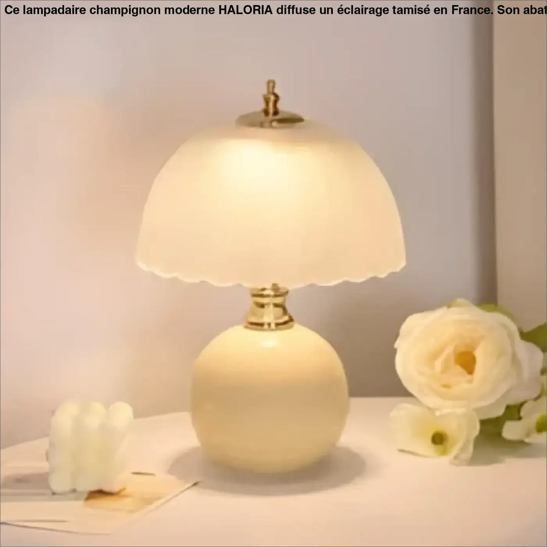 Lampe de table aloria en céramique crème avec abat-jour en verre plissé et accents métalliques dorés table vintage champignon