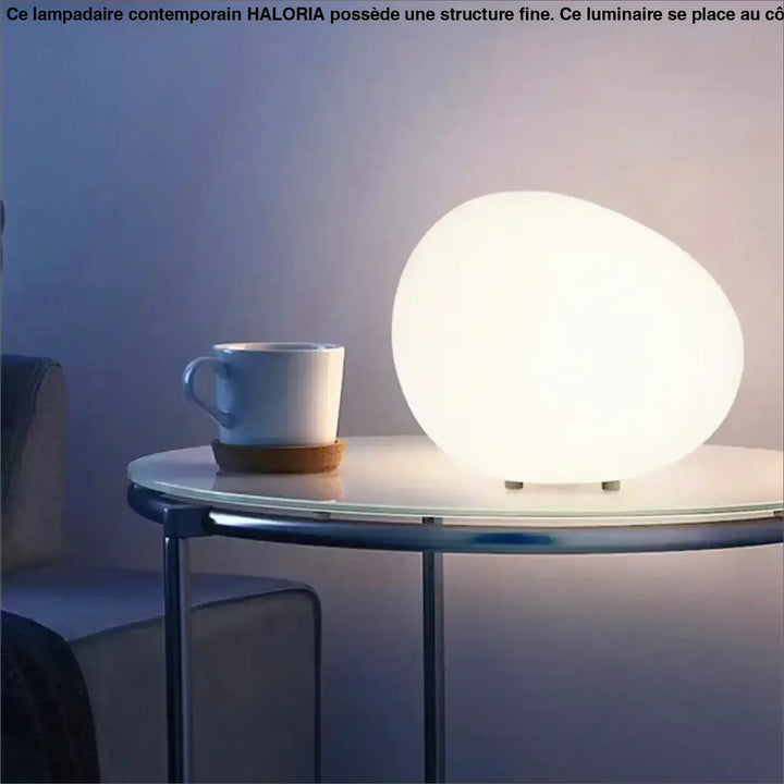Veilleuse contemporaine inspirée d’un galet avec une surface translucide blanche et un éclairage doux en forme ovoïde