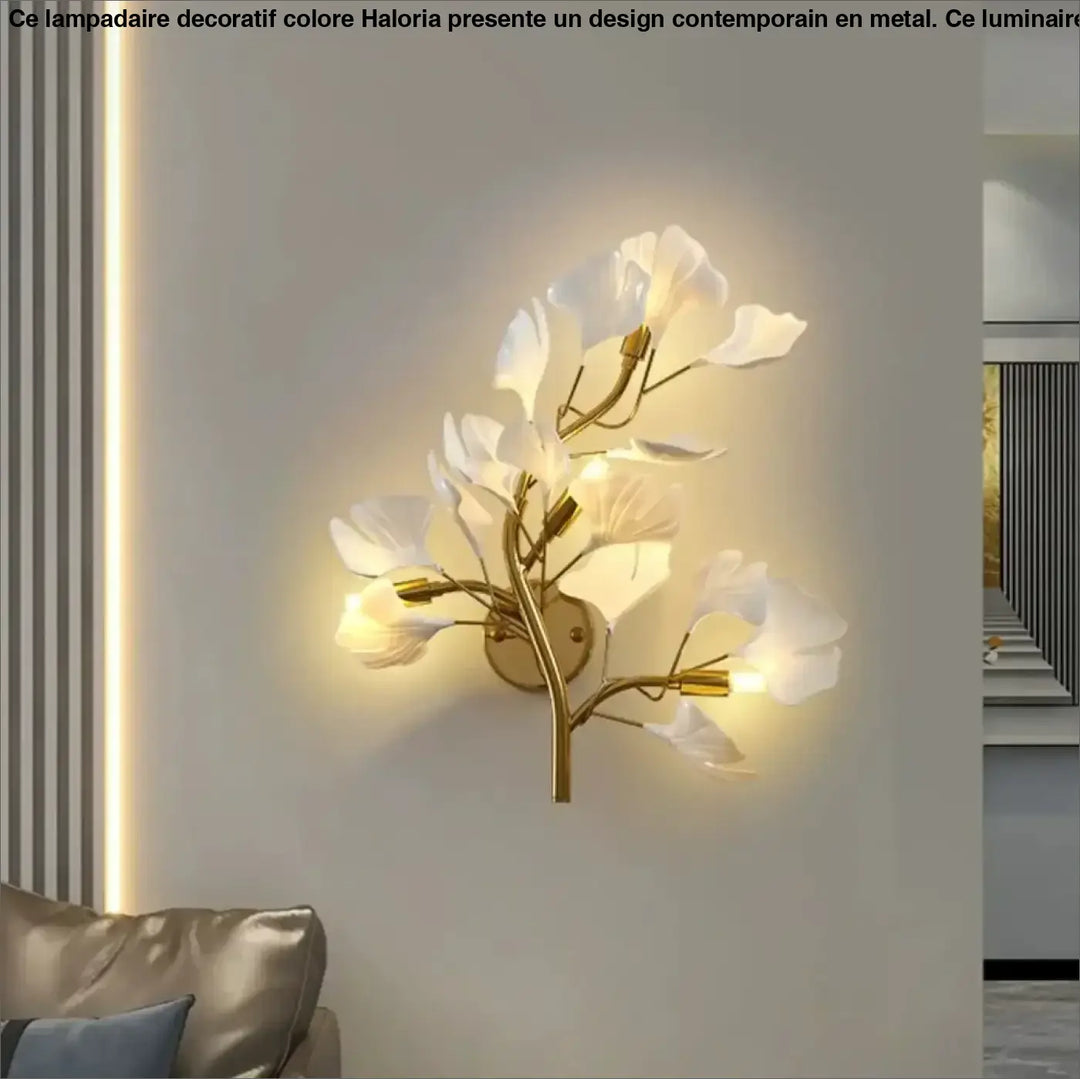 Applique murale moderne leafia en métal doré avec abat-jour en verre blanc en forme de fleur délicate en design branché
