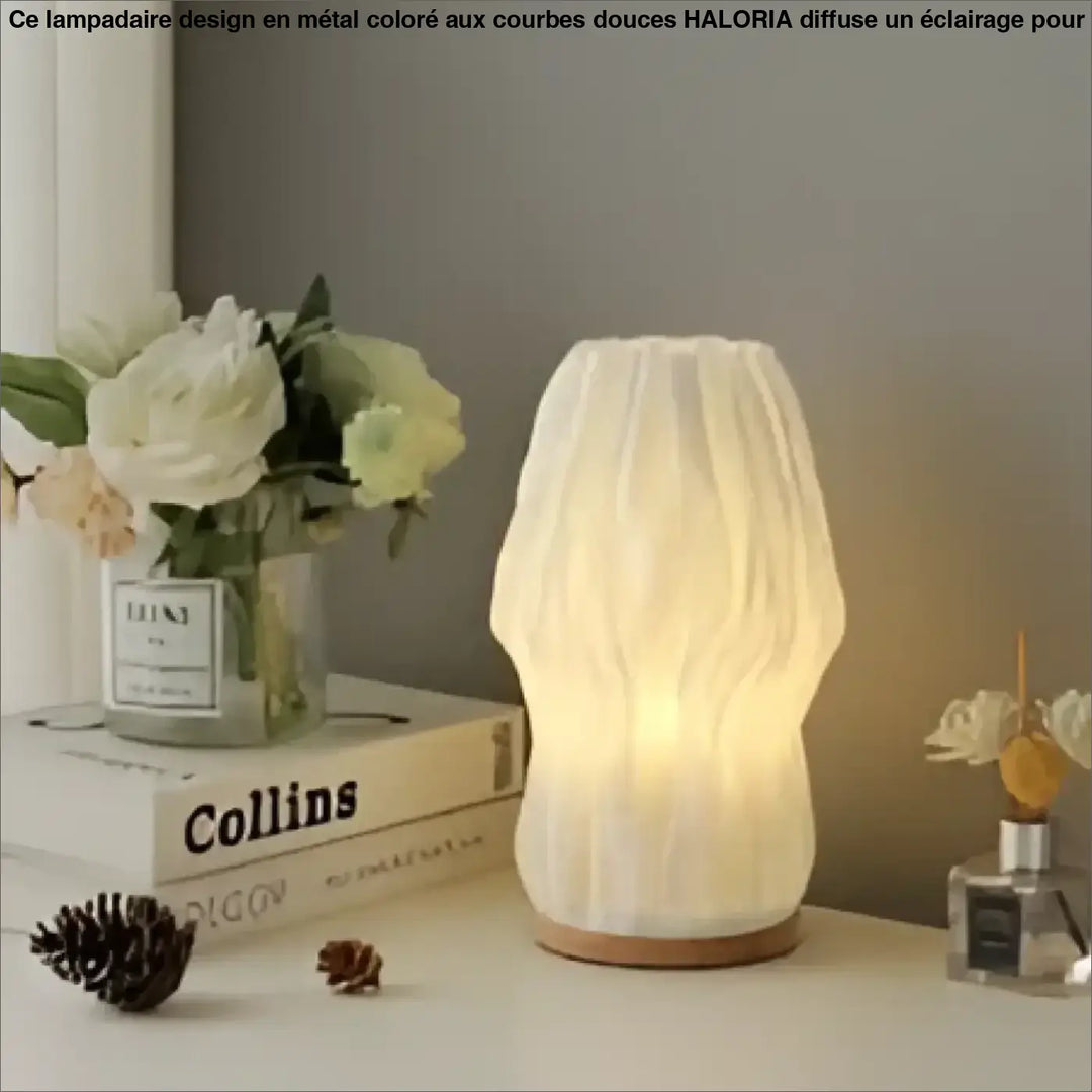Lampe de table loana en papier doux crème avec base en bois pour un design de table à lignes fluides et ambiance chaleureuse