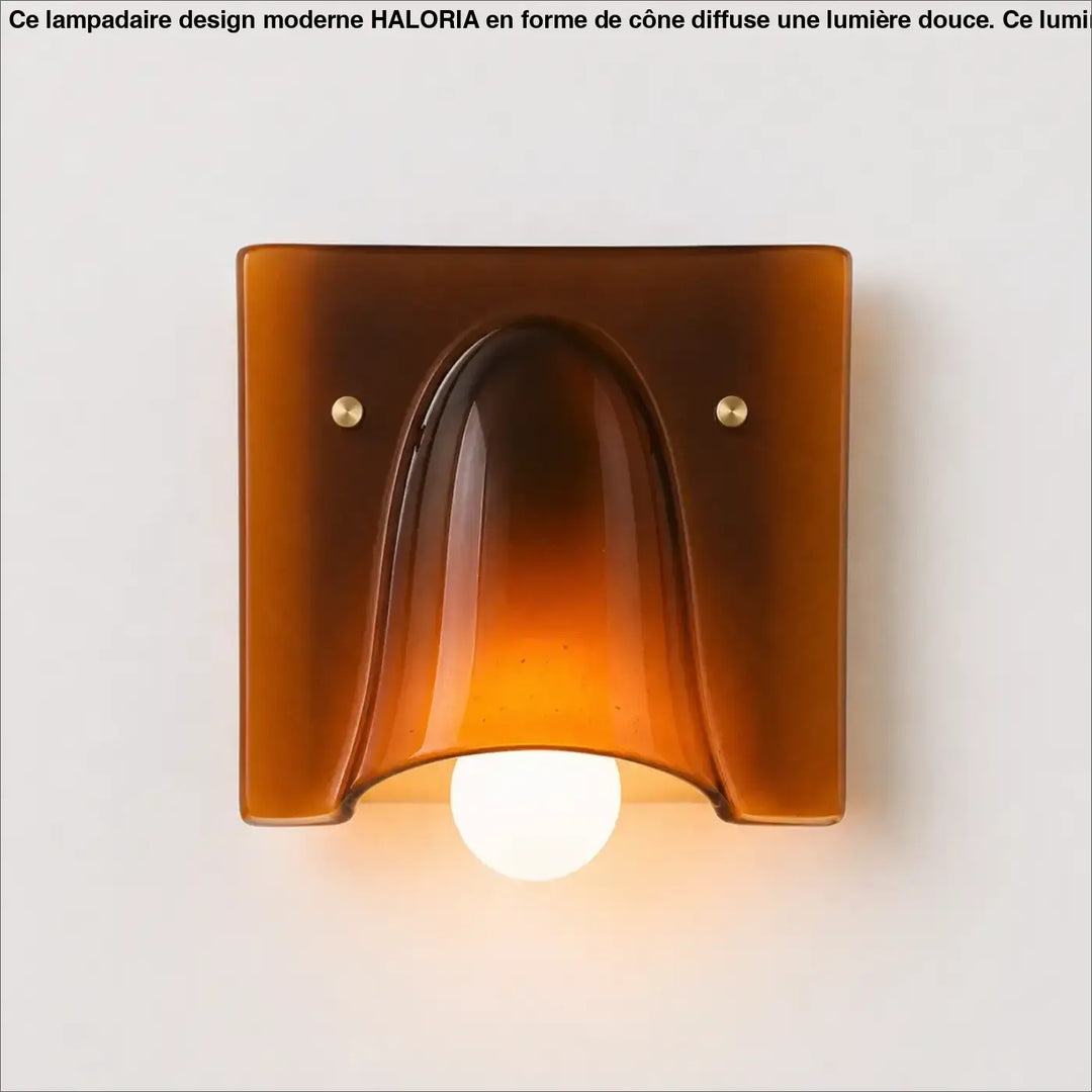 Applique murale kavia en verre sculpté ambre avec design courbé en forme de cloche et fixation double sens en laiton