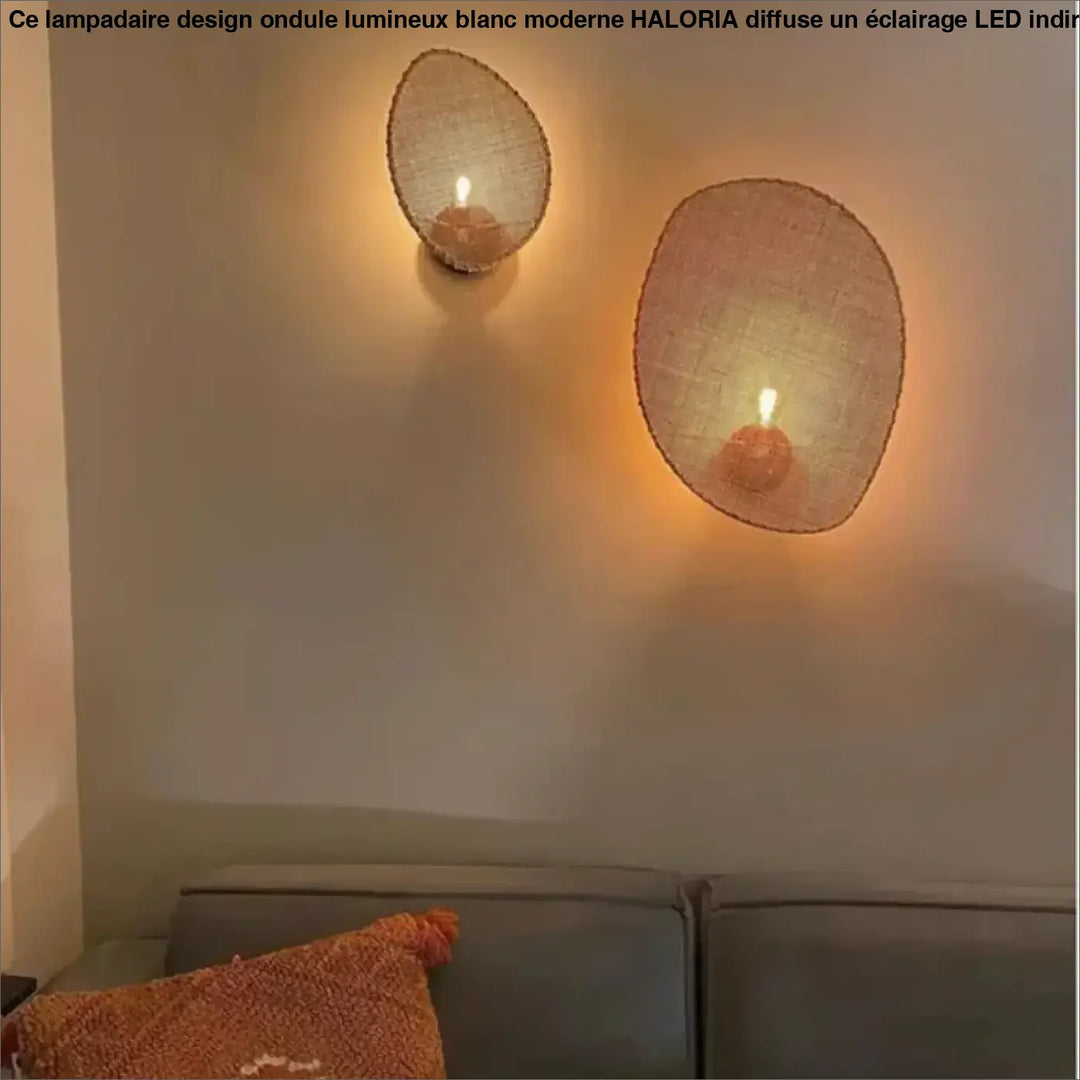 Deux appliques murales ovales en osier avec lampadaire design ondule blanc et bougies lumineuses chaudes