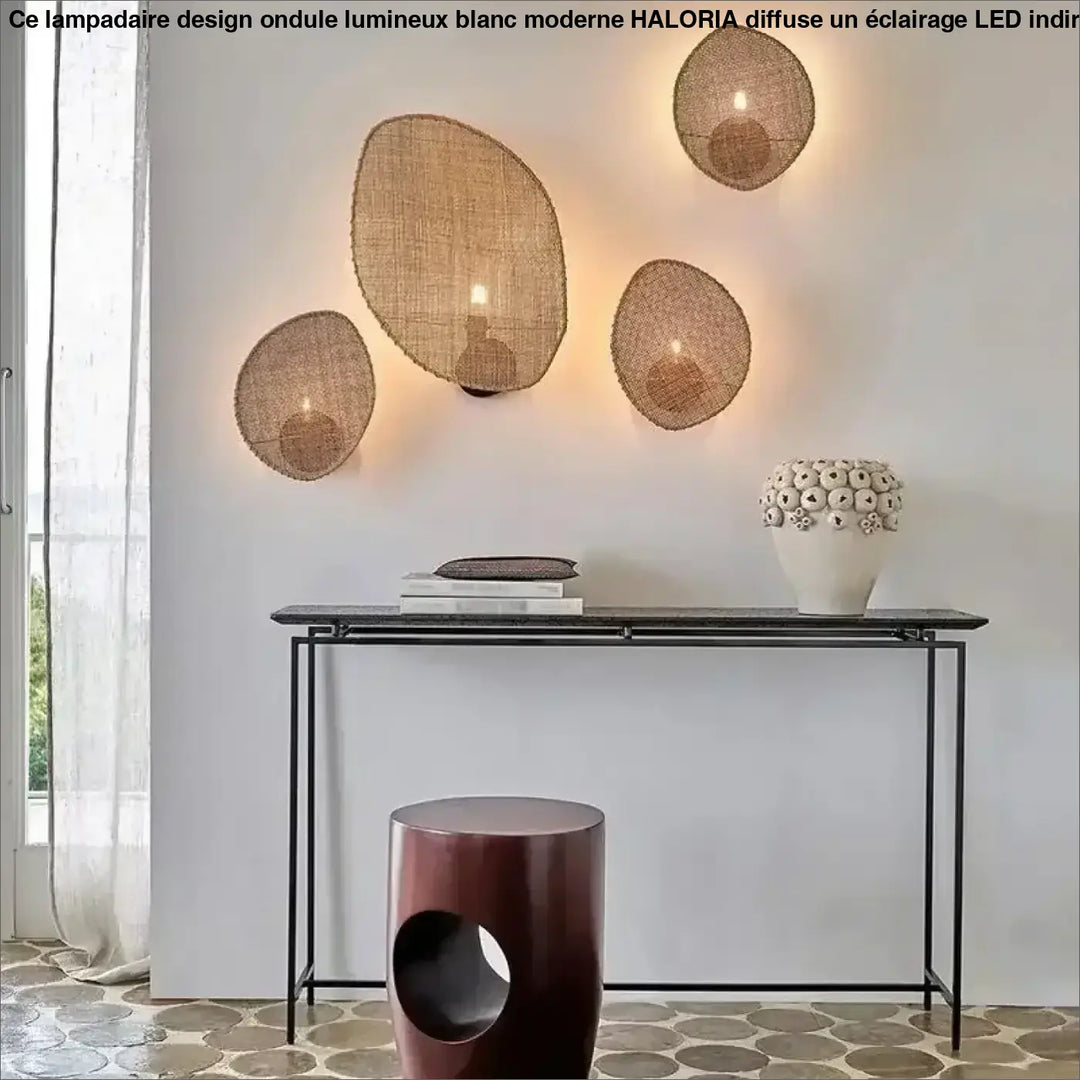 Trois appliques murales ovales avec abat-jours en fibre naturelle diffusant une lumière chaude lampadaire design ondule blanc