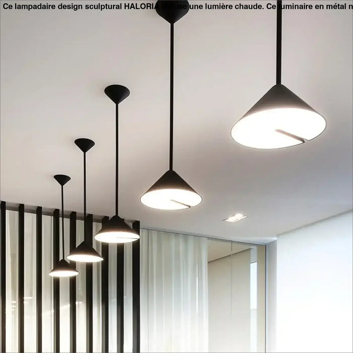 Lampadaire design sculptural noir avec abat-jour conique en métal et lumière chaude minimaliste par haloria