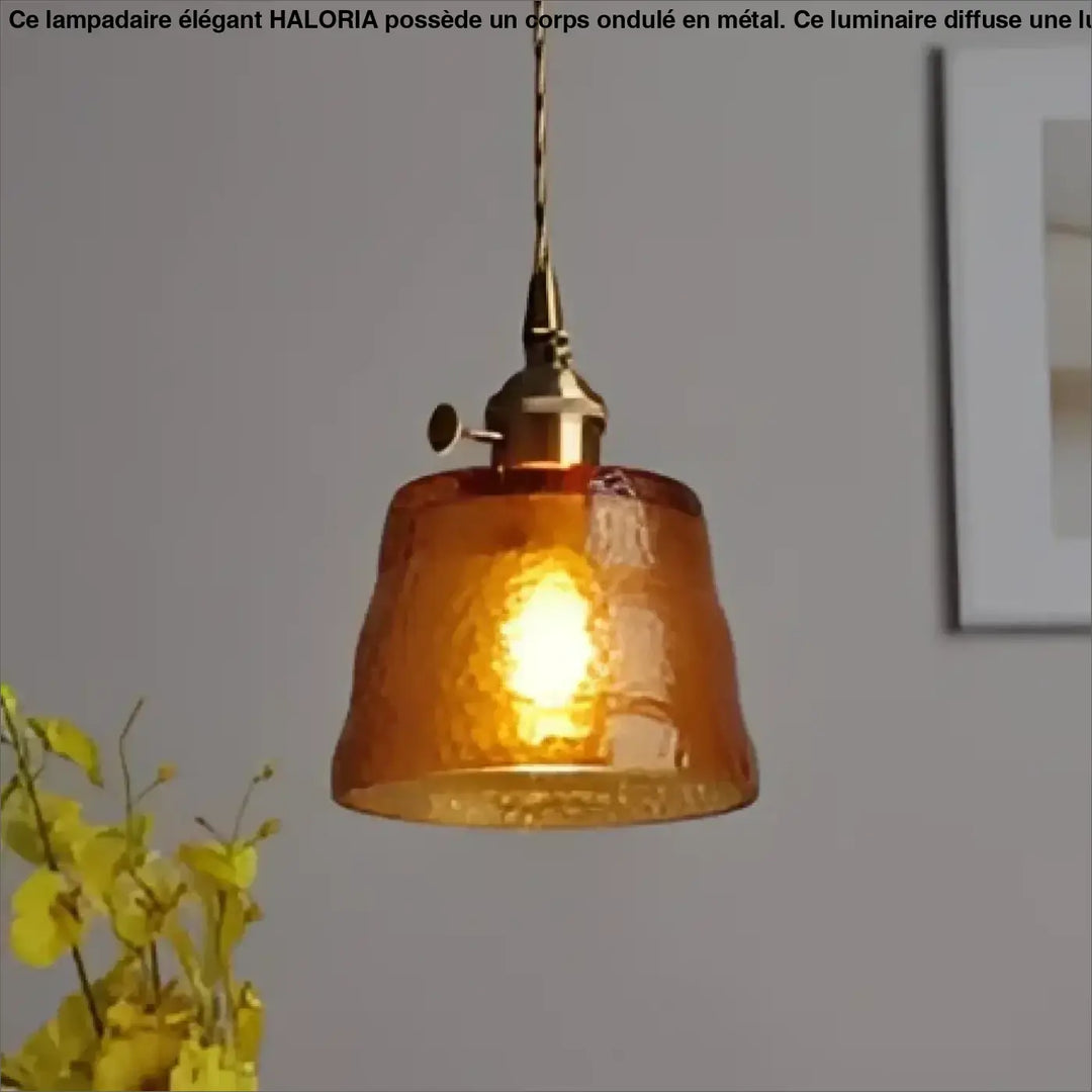 Suspension luminaire nais en verre texturé ambré avec finition métal laiton pour un design rétro vintage élégant