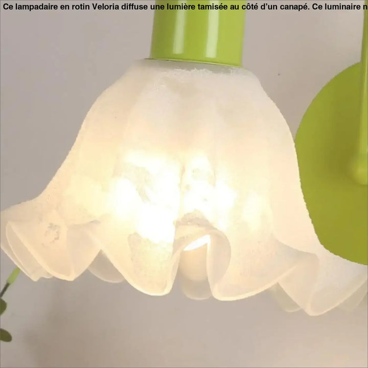 Lampadaire en rotin avec tige vert citron et abat-jour blanc translucide en forme de fleur pour côté d’un canapé