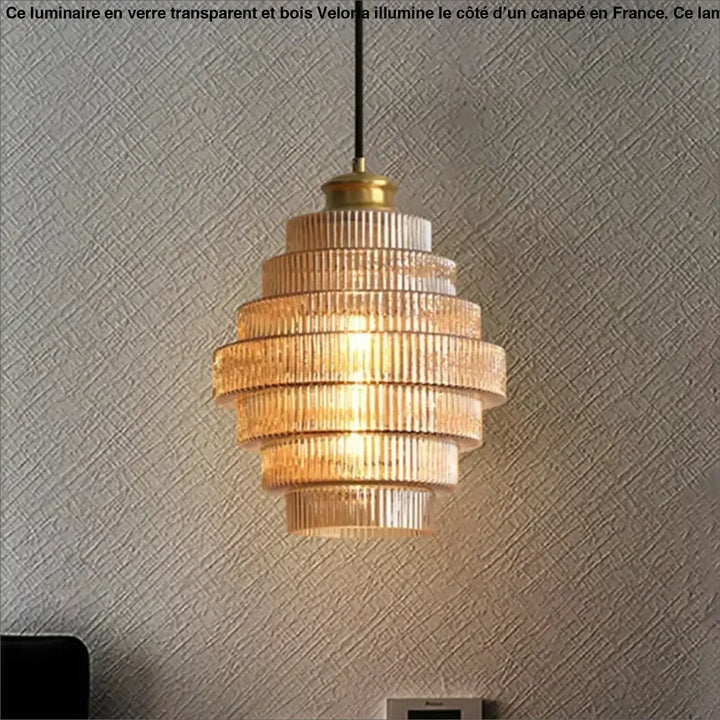 Suspension design en verre strié style art déco aux reflets dorés