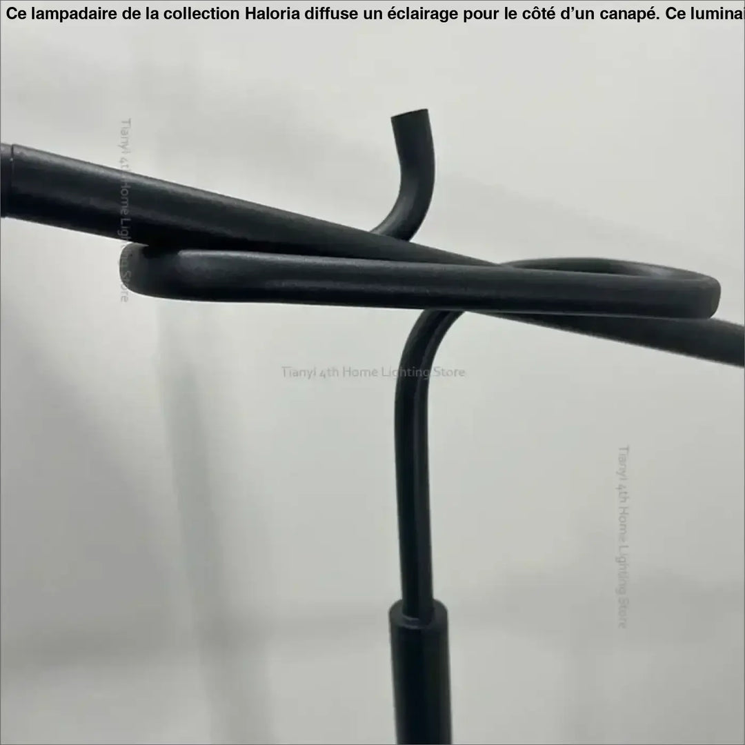 Lampadaire noir au design minimaliste et vintage