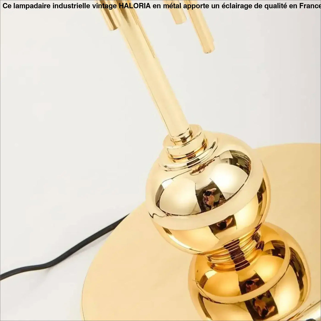 Lampadaire industrielle vintage haloria en métal doré avec finition polie et base sphérique à étages élégante