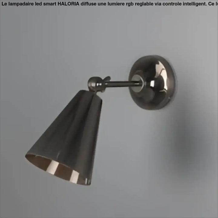 Applique murale chrome avec abat-jour conique créant une ambiance chaleureuse au style industriel pour décoration intérieure