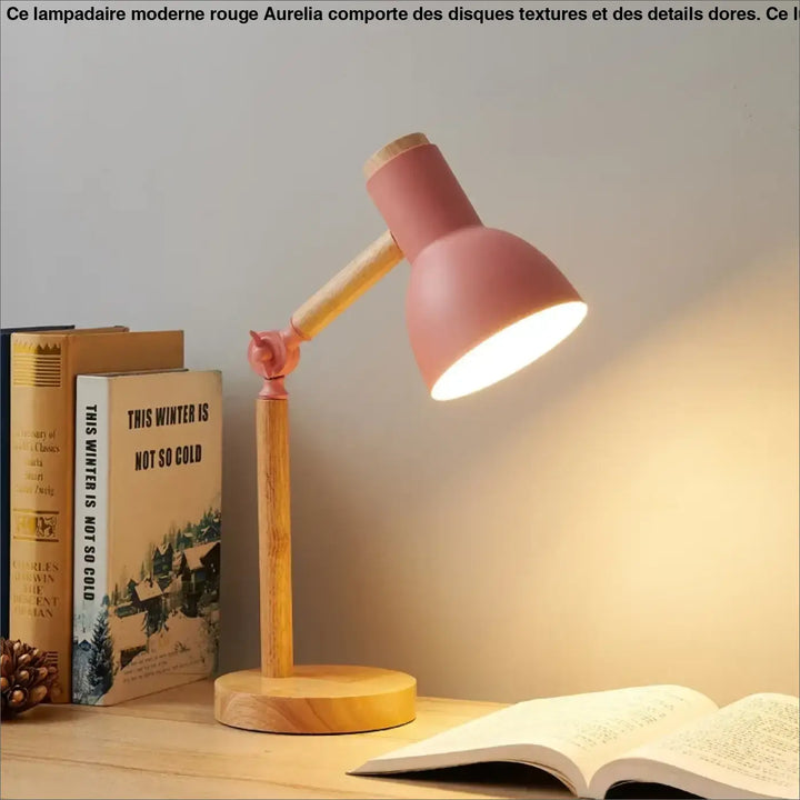 Lampe de table Lily en métal rose avec base en bois et bras articulé idéale pour bureau scandinave et objet décoratif