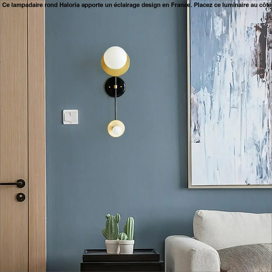 Lampadaire rond sur pied avec deux globes en verre blanc et or montés sur base noire idéal côté d’un canapé