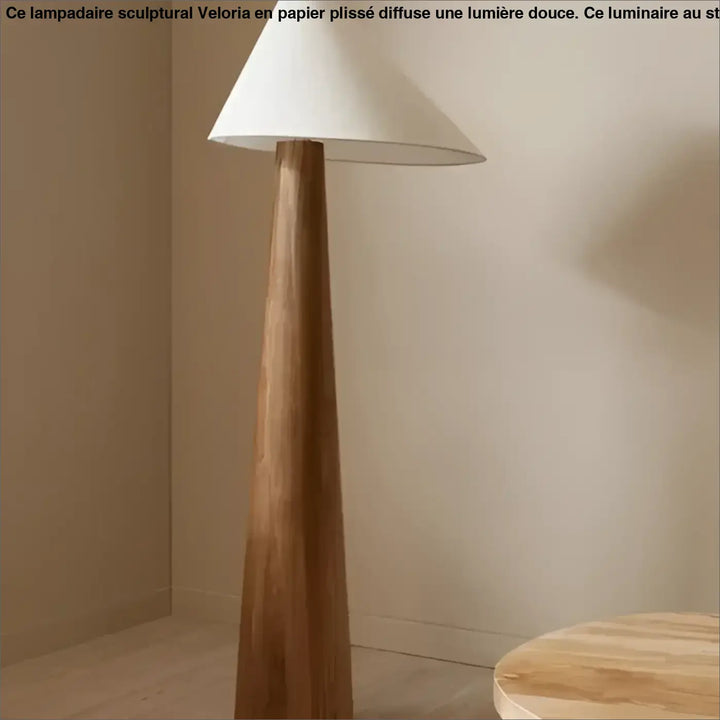 Lampadaire chenou en bois mince avec abat-jour conique blanc idéal pour un coin lecture élégant