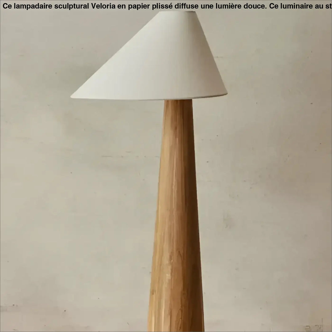 Lampadaire chenou minimaliste avec base en bois conique et abat-jour blanc pour coin lecture élégant