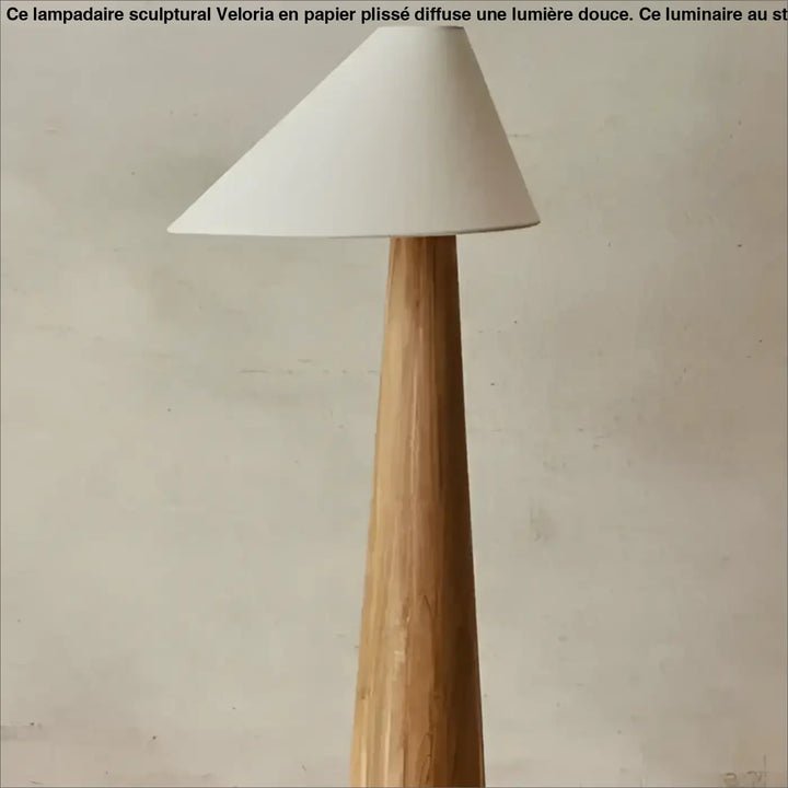 Lampadaire chenou minimaliste avec base en bois conique et abat-jour blanc pour coin lecture élégant