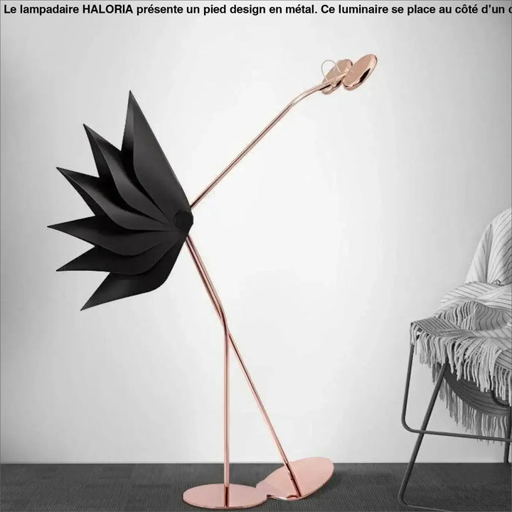 Lampadaire sur pied design haloria en rose gold avec abat-jour noir en éventail idéal côté d’un canapé