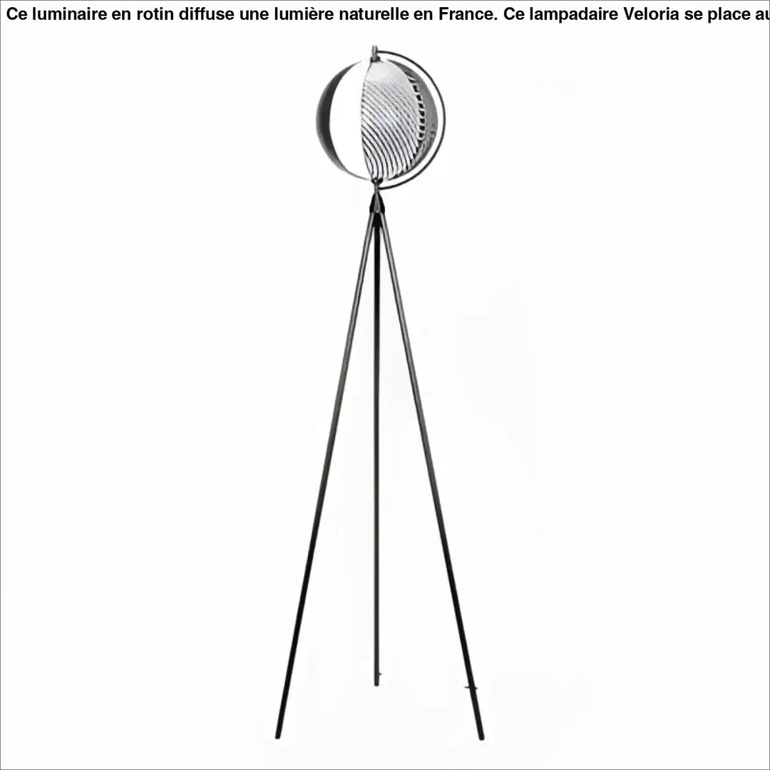 Lampadaire sur pied rotin noir avec abat-jour sphérique en verre nervuré et structure métallique côté d’un canapé