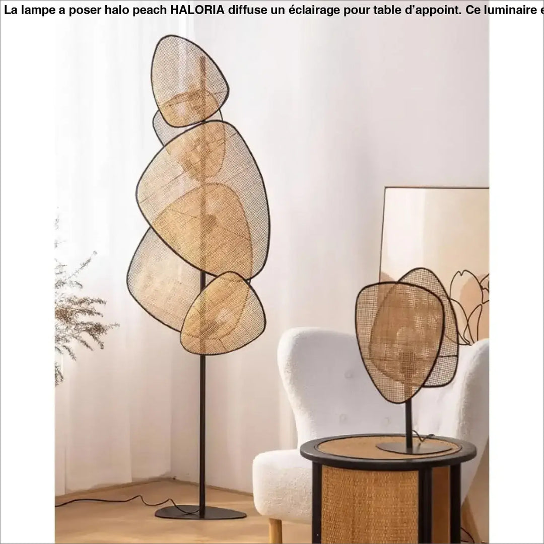 Lampe a poser halo peach avec abat-jours empilés ovales en rotin tissé et structure en métal noir