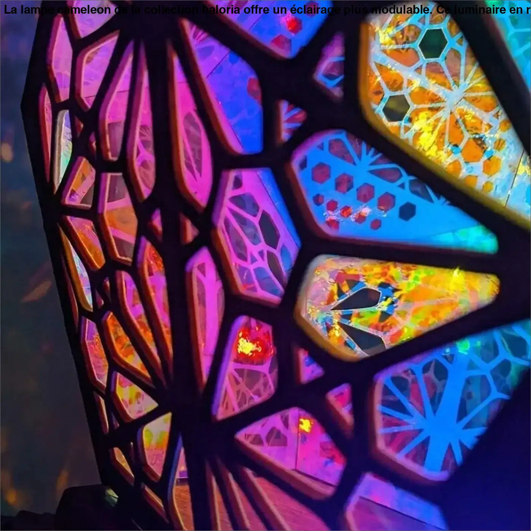 Lampe cameleon collection haloria table dappoint avec panneau vitrail géométrique multicolore encadré noir