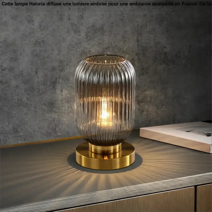 Lampe de table véty avec verre fumé nervuré et base en laiton poli sont-elles incluses les piles sont-elles nécessaires