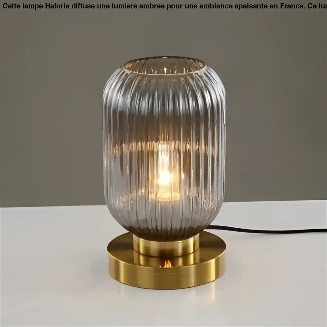 Lampe de table véty avec abat-jour en verre côtelé et base en laiton poli sont-elles incluses piles sont-elles nécessaires