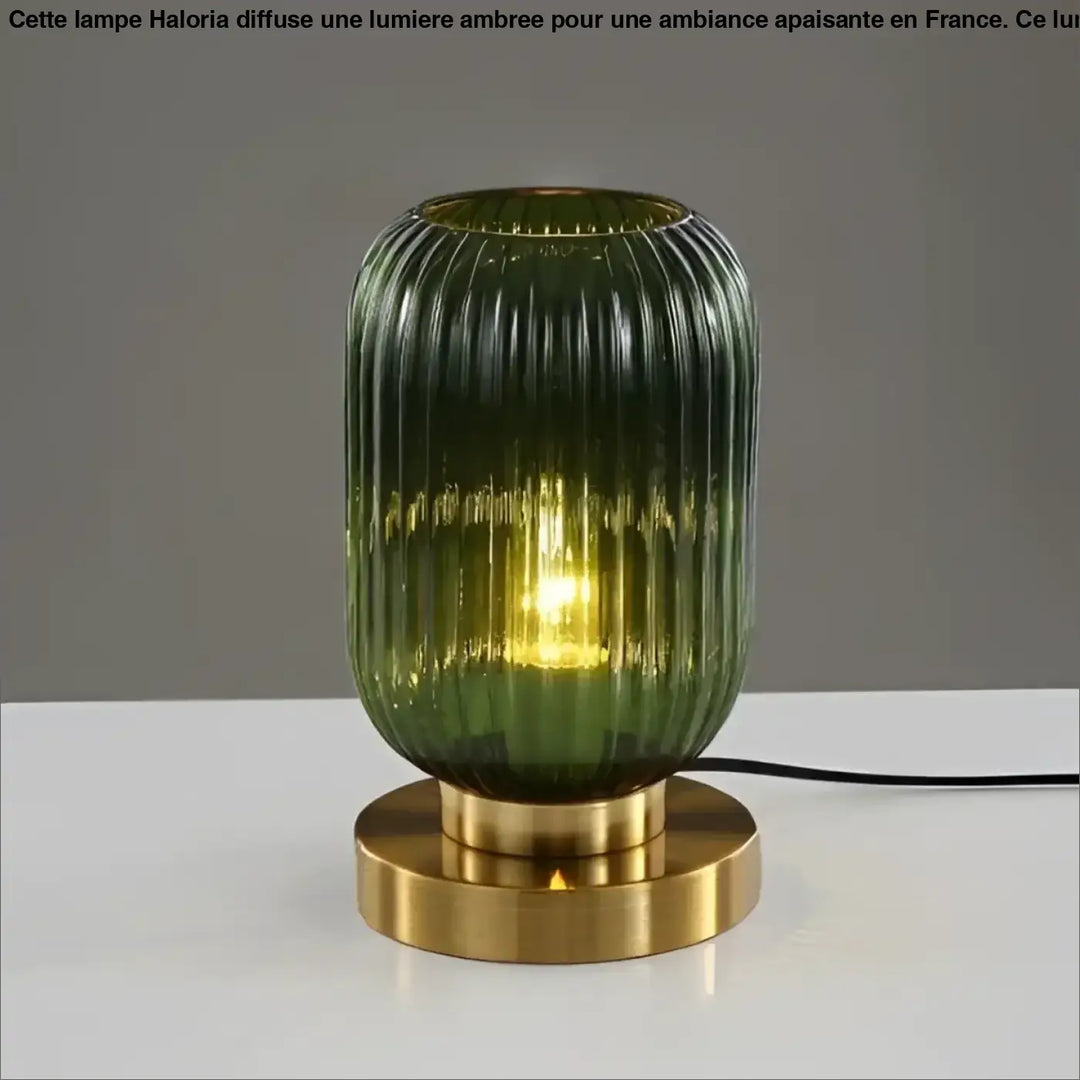 Lampe de table véty en verre vert nervuré avec socle en laiton et ampoule chaude, sont-elles incluses ou piles sont-elles nécessaires