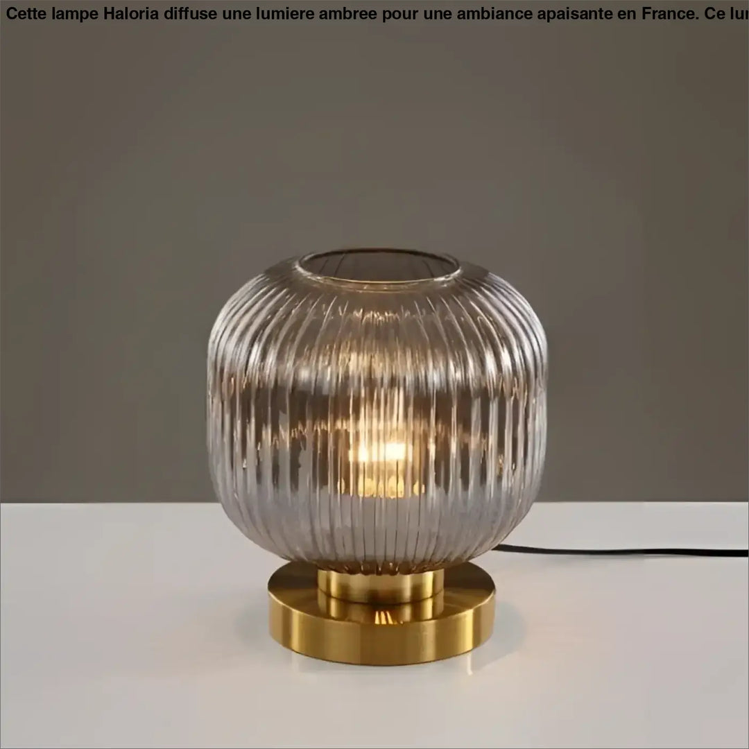 Lampe de table Véty avec globe en verre fumé côtelé et base en laiton poli sont-elles incluses piles sont-elles nécessaires