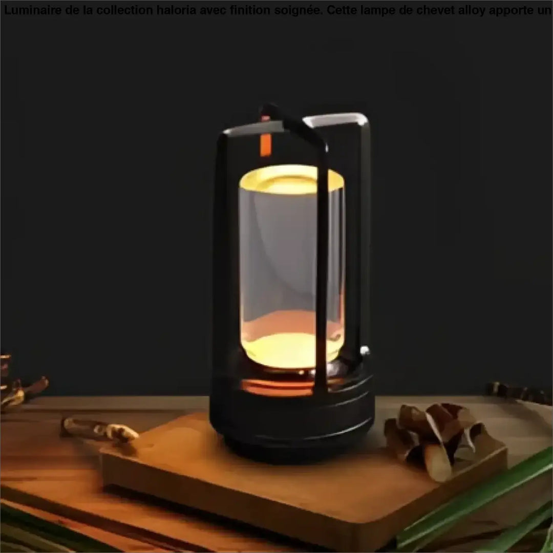 Lampe de chevet style industriel en métal alloy noir avec panneaux en verre clair et lumière chaude ambiance loft