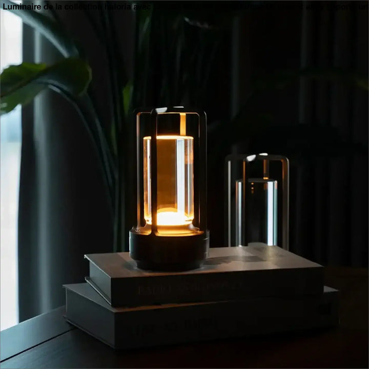 Lampe de chevet style industriel avec cadre métal noir et verre clair créant une ambiance loft chaleureuse et ambrée