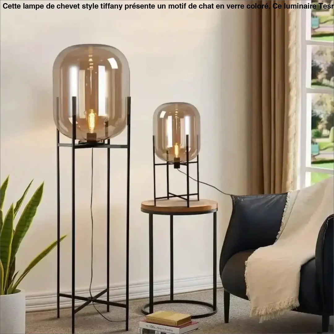 Lampadaire vito avec effet abat-jour ambre en globe verre fumé et structure métal noir pour espace moderne