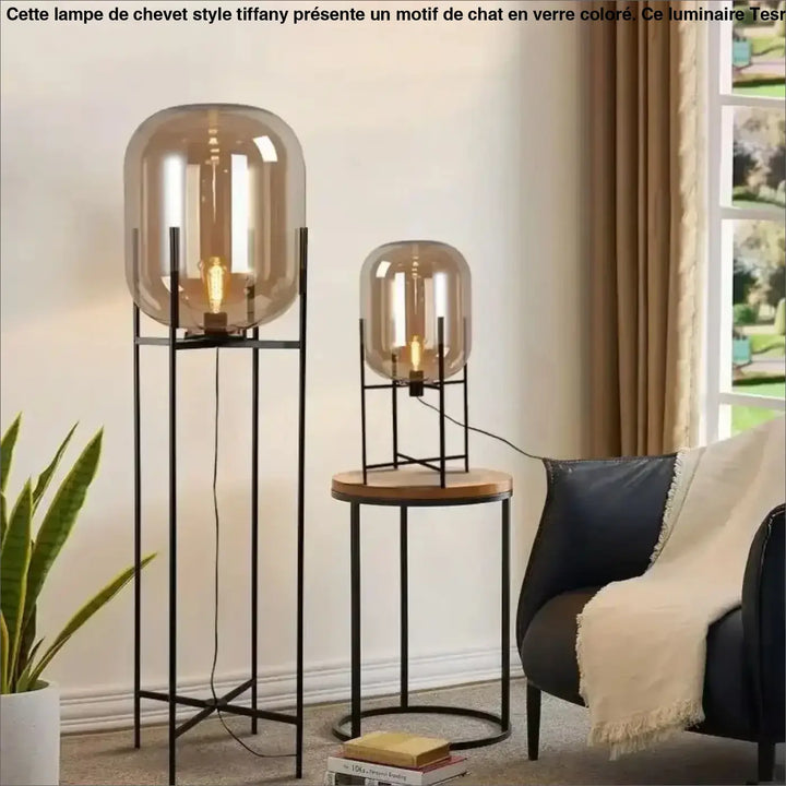 Lampadaire vito avec effet abat-jour ambre en globe verre fumé et structure métal noir pour espace moderne