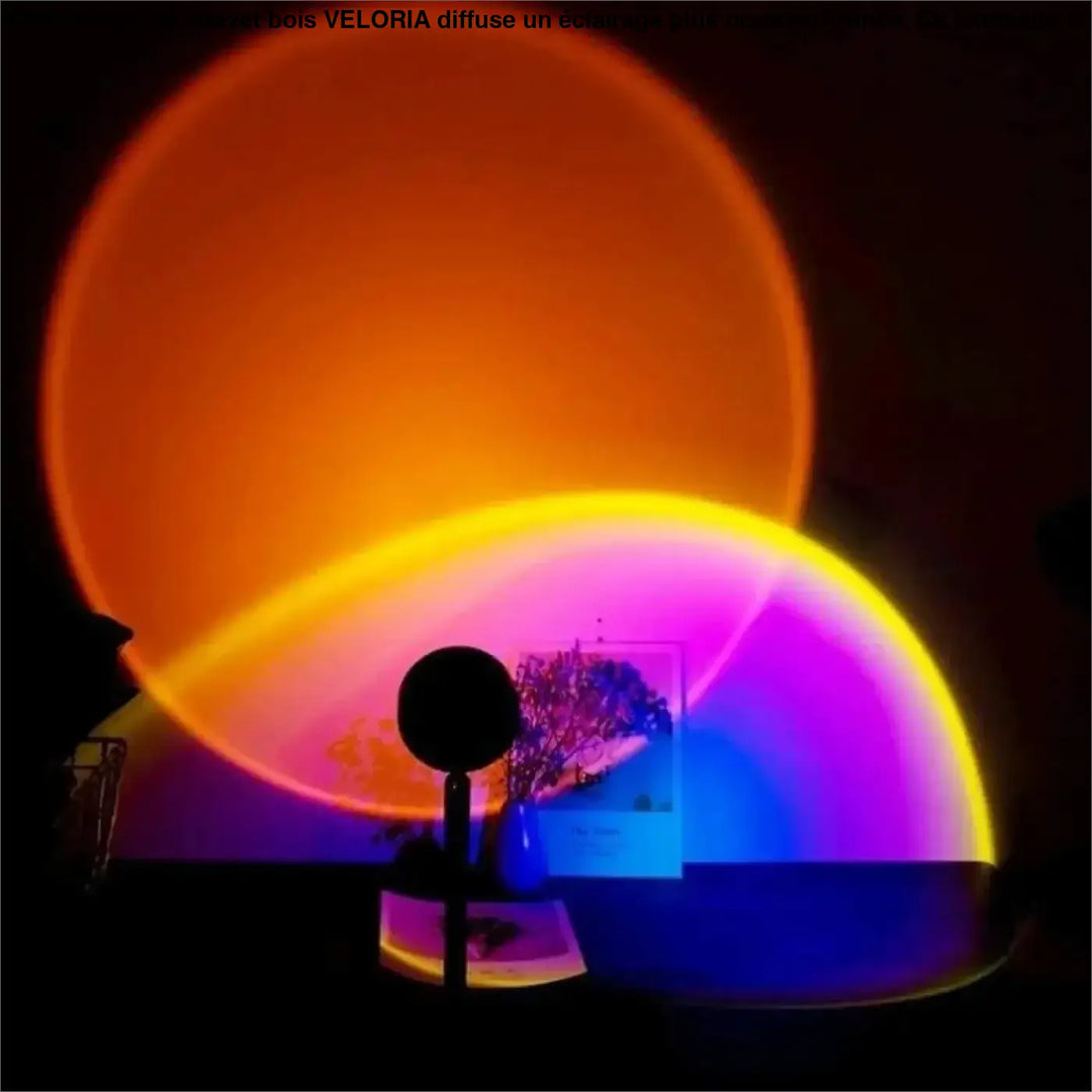 Lampe de chevet bois veloria projetant un éclairage plus en dégradé arc-en-ciel sur une table d’appoint sombre