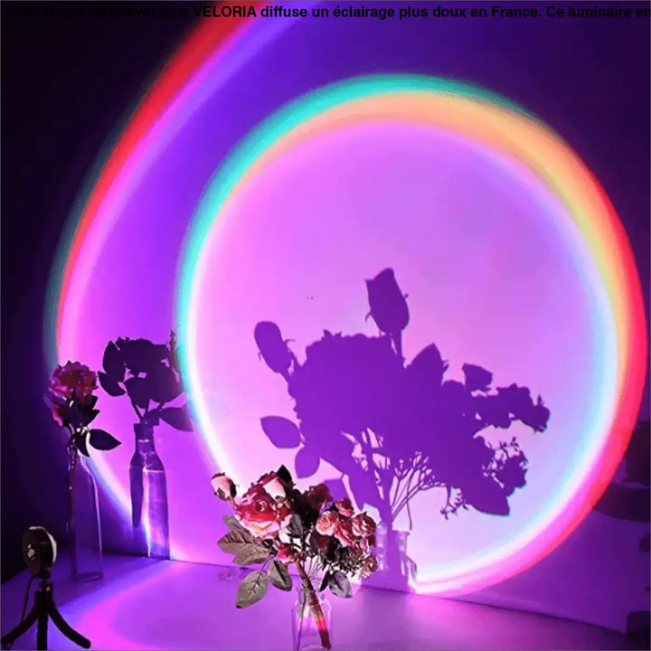 Lampe de chevet bois veloria projetant un éclairage plus coloré en arc-en-ciel sur un mur sombre pour table d’appoint