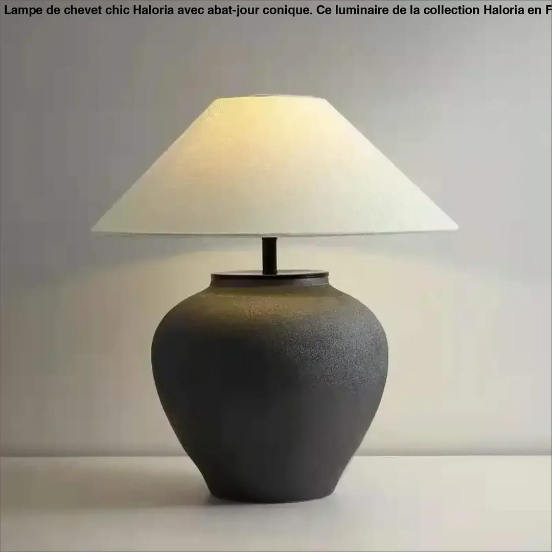 Lampe de chevet vesper en céramique gris foncé avec base texturée arrondie et abat-jour conique en tissu blanc doux chevet chic