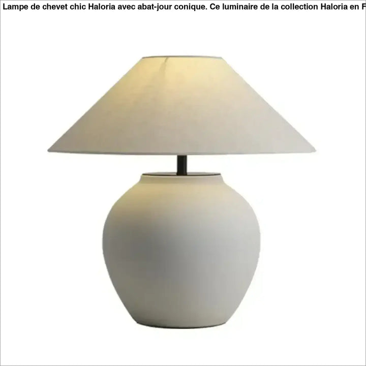 Lampe de chevet vesper en céramique crème avec abat-jour conique en tissu pour un chevet chic