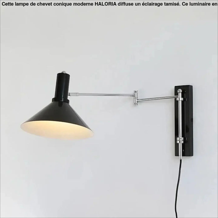 Applique murale design noire avec bras articulé en chrome et abat-jour conique pour installation murale