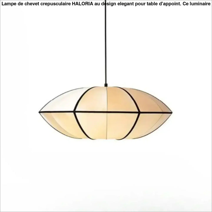 Suspension luminaire veluma avec abat-jour ovale allongé en tissu beige translucide et structure noire donnant une lumière chaude