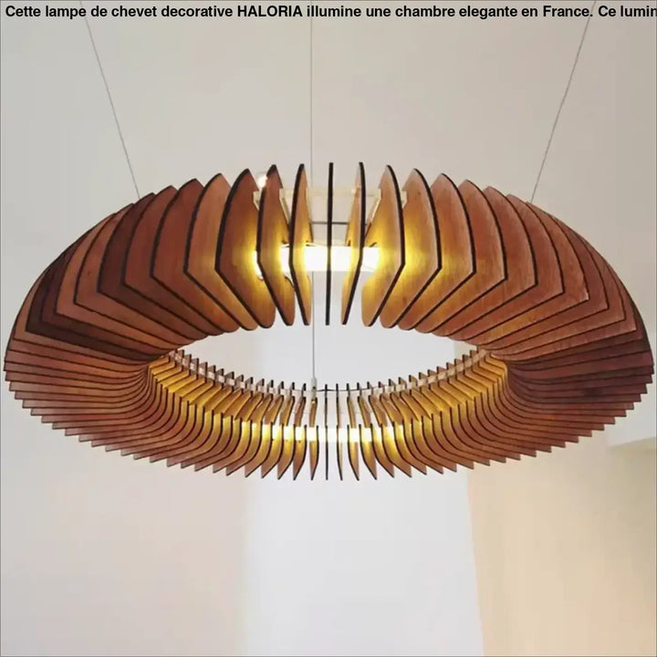 Suspension luminaire xylia en bois circulaire chaleureux avec lamelles en spirale pour salle d’exposition moderne