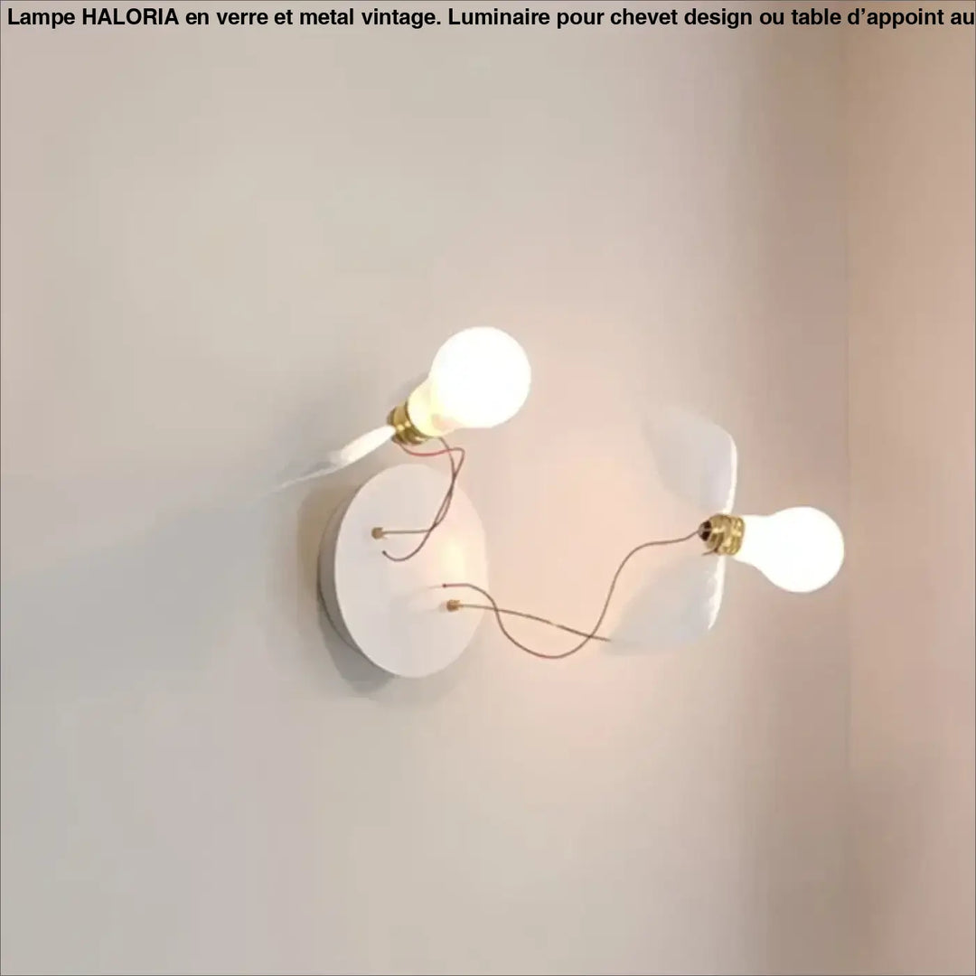 Applique murale contemporaine artia minimaliste blanche avec deux ampoules apparentes et bases en laiton design élégant