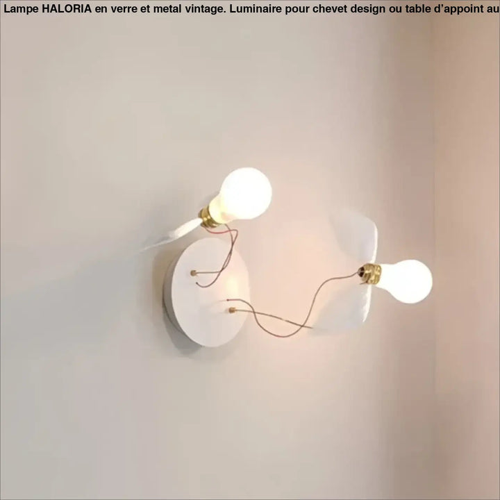 Applique murale contemporaine artia minimaliste blanche avec deux ampoules apparentes et bases en laiton design élégant
