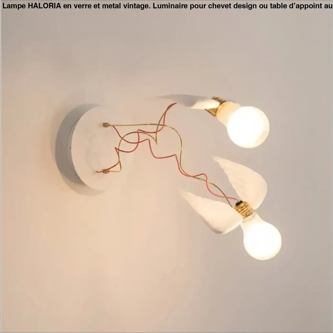 Applique murale contemporaine blanche avec deux ampoules lumineuses reliées par fils rouge et or design élégant ailes