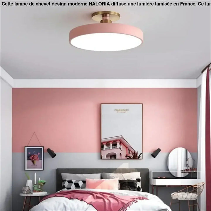 Luminaire plafonnier bisco avec lumière blanche, abat-jour rose doux et matériel doré pour plafond moderne