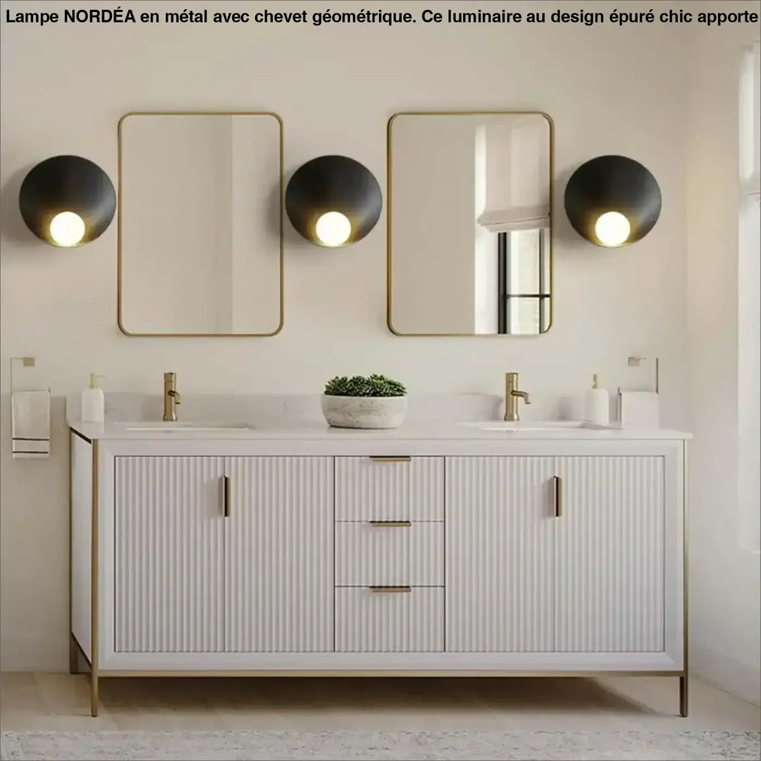 Applique murale minimaliste blanche avec accents dorés et panneaux nervurés verticaux style applique murale linç