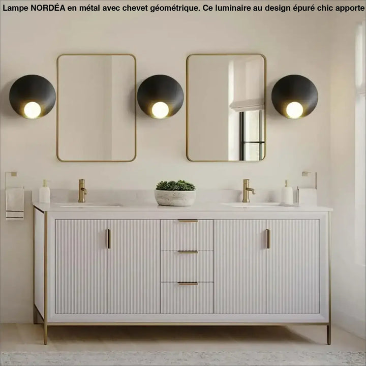 Applique murale minimaliste blanche avec accents dorés et panneaux nervurés verticaux style applique murale linç