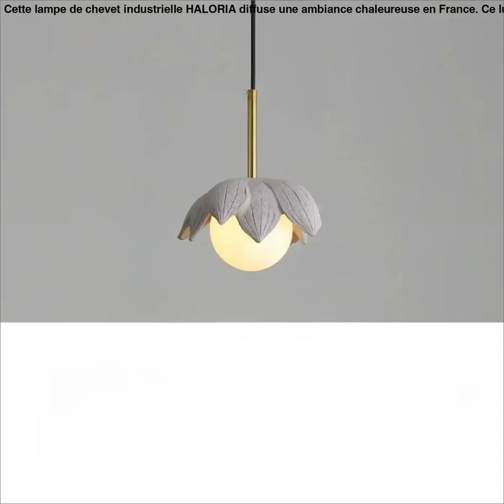 Suspension luminaire kalyx en céramique grise en forme de lotus avec ampoule sphérique chaleureuse nichée au centre des pétales