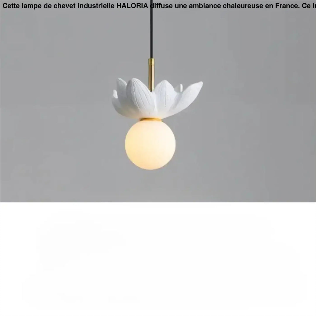 Suspension luminaire kalyx en céramique blanche en forme de lotus avec tige dorée et globe en verre dépoli chaud