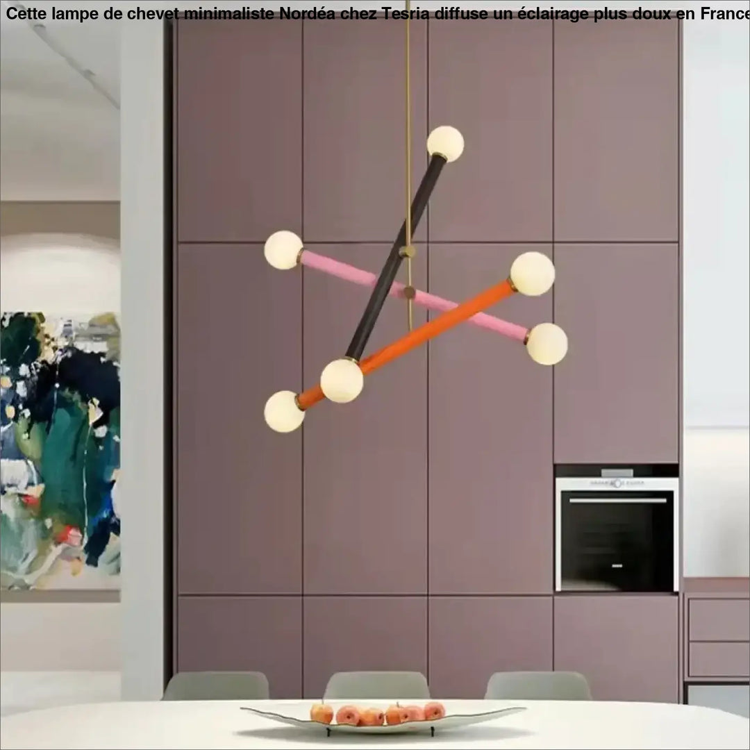 Suspension luminaire equis avec design géométrique en tiges noires, orange et roses tenant des ampoules blanches sphériques