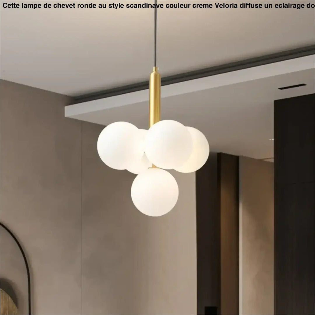 Suspension luminaire dinah avec quatre boules rondes en verre blanc milky white suspendues à une tige métallique dorée